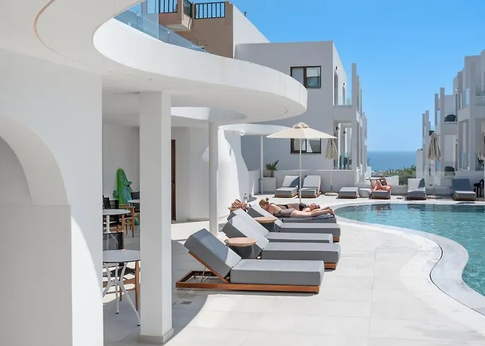 Mika & Ξενοδοχείο με διαμερίσματα 4*